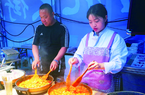 夜市上，商户忙着烹饪美食，客流量激增搅热长春“夜经济”。 贾春文 摄