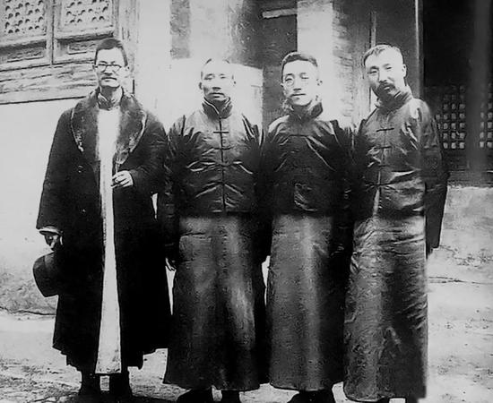 1920年3月,李大钊与胡适、蔡元培、蒋梦麟(从右至左)的合影