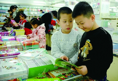 家长们纷纷带孩子到书店选购图书