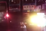 贵阳火车站一公交车掉入突现的大坑中