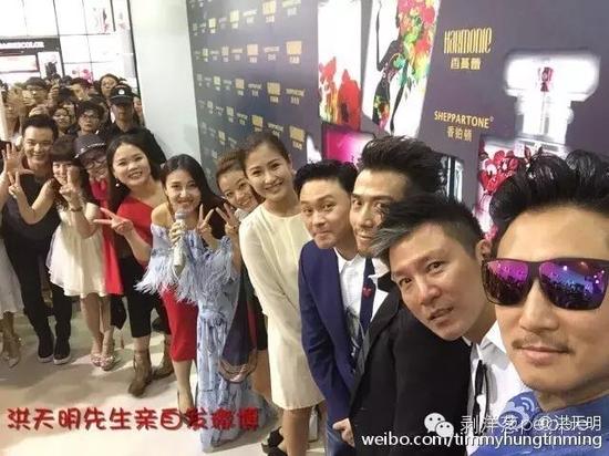 洪天明发微博胡悦团队和洪天明的合影,标注“洪天明先生亲自发微博”,她们认为晒明星合照、上电视节目,可以增加粉丝的信任感,增加知名度