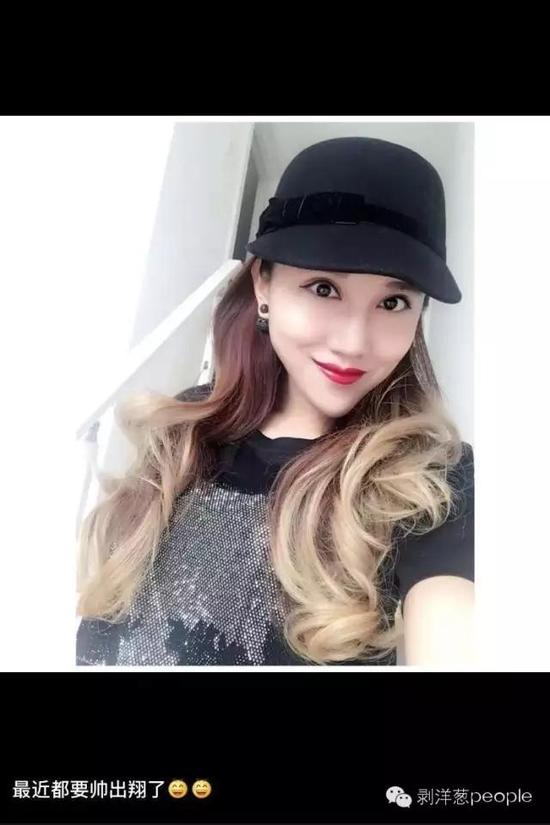 自拍发朋友圈后,下面很多人询问唇色、帽子等