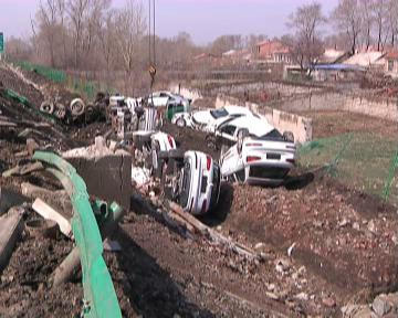 范家屯附近一运输车凌晨翻进沟 车上两人身亡