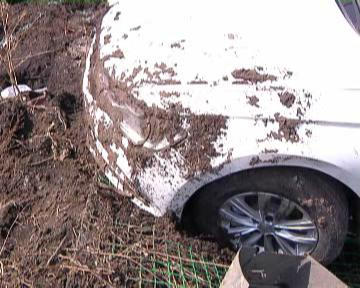 范家屯附近一运输车凌晨翻进沟 车上两人身亡