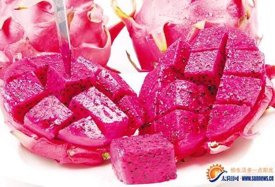 女子吃红心火龙果后尿液变粉红色 医生称很正