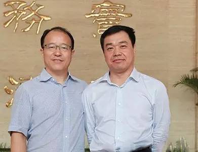 8月3日,原局长张德华(左)、新局长吴德金(右)合影,公路局完成新老局长工作交接