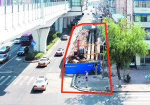 临河街与东新路交会处卡脖路在施工。图片摄影 张扬