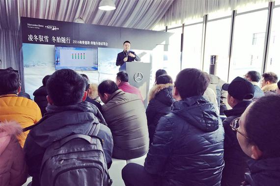 “敲黑板”-专业的培训师,机会难得,同学们听的还挺认真