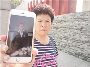 苦寻老父亲的女儿心急如焚。何少梅 摄