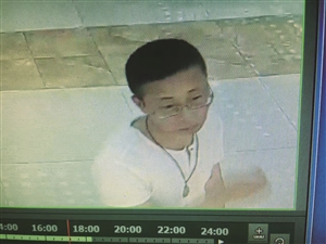 白衣男子一脸淡定地离开。 读者供图