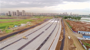 图为“海绵示范路”施工现场。 张扬 摄