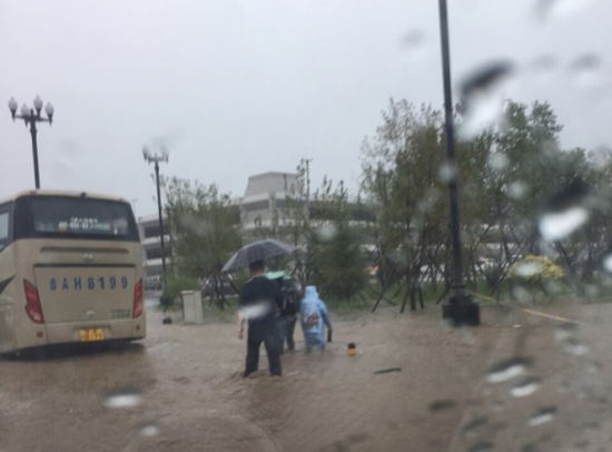 净月潭门口水已没膝
