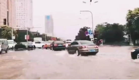 大量车辆涉水