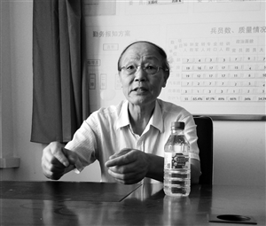 绳海文向记者介绍搜集工作情况。 刘连宇 摄