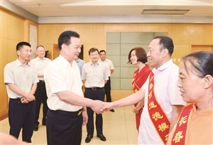 11日,吉林省委常委、市委书记王君正接见长春市第六届道德模范。 李天 摄