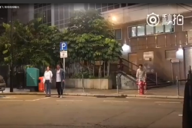 TVB男星拍戏时被汽车撞飞 现场视频曝光