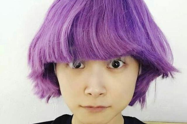 李宇春庆出道12年晒罕见萌照 紫色蘑菇头造型抢眼
