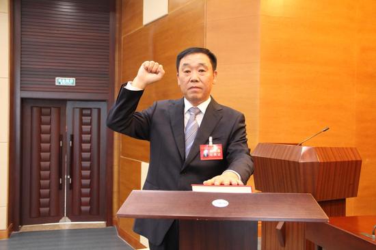 新当选的延边州人大常委会主任赵龙虎宣誓