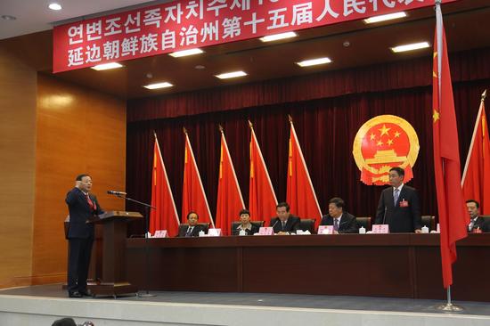 新当选的延边州人民政府州长金寿浩宣誓就职