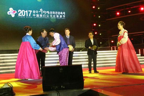 图们市政协主席李宗荣代表文化旅游节组委会向北京感觉智慧文化传媒有限公司、延边广播电视台、延边歌舞团等三个单位颁发感谢牌