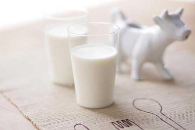 牛奶内外包装生产日期不符 供货商：喝死找厂家