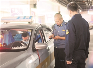 长春市地方道路运输管理局的执法人员对长春站周边出租车运营秩序问题进行突击检查。孙建一 摄
