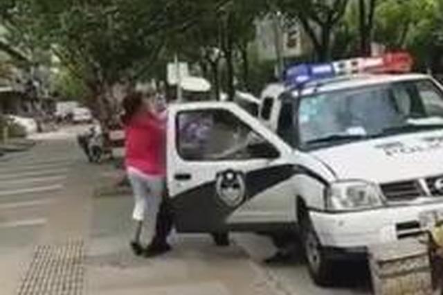 上海交警执法“抱摔”怀抱娃娃女士 孩子着地后痛哭