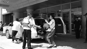 昏迷男子被送到医院后,家属对张志旗表示感谢。市民供图