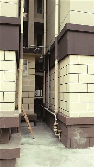 没有安装天然气管道的楼体。 康重华 摄