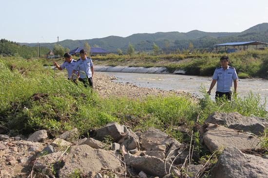 民警延河道进行清查—摄影 石同金