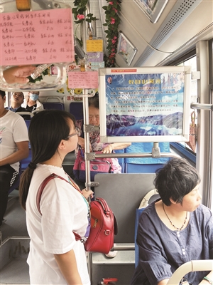 一位乘客正在认真浏览景点介绍。 于恒 摄