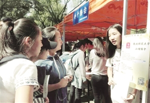 协会成员积极邀请新同学加入社团。孙建一 摄