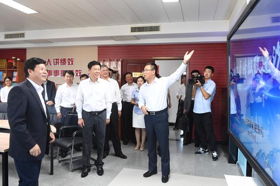 王军局长在听取吉林国税局推进绩效管理情况介绍