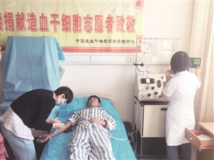 躺在采集床上的许家明正在完成一项爱心之举。 于慧 摄