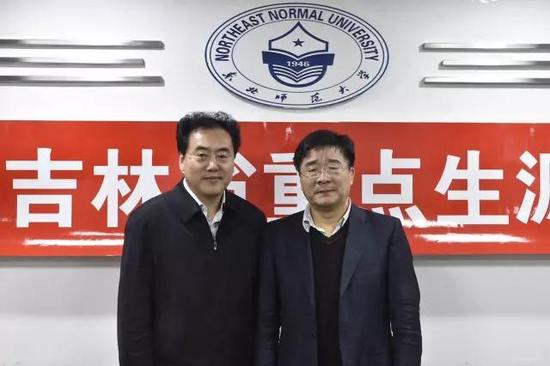 吉林日报社总编辑陈耀辉与著名经济学家、中国人民大学校长刘伟(右)