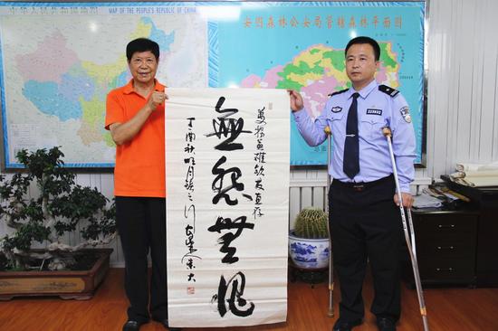 全国公安文联副秘书长孙崇大与民警孙钦友合影—摄影 李富江