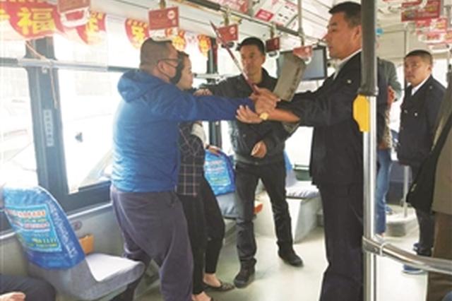 驾驶员与劫持人质的“歹徒”对峙。李子涵 摄