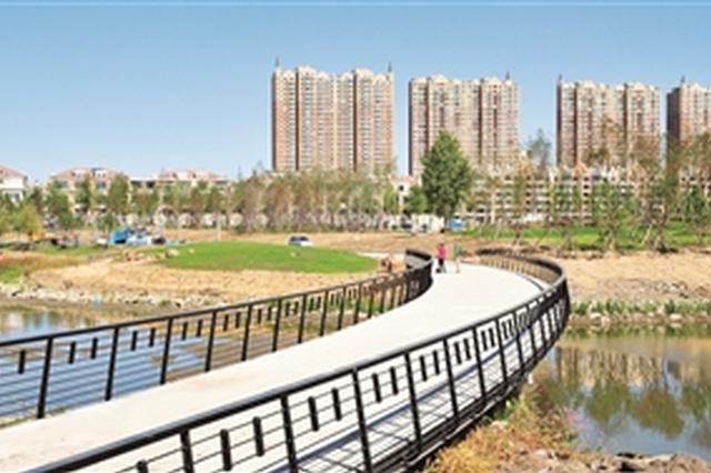 21日,南溪湿地公园建设工程进入收尾阶段,园内道路标线施划清晰,光影塔、光影桥主体完工。 苑激刚 摄