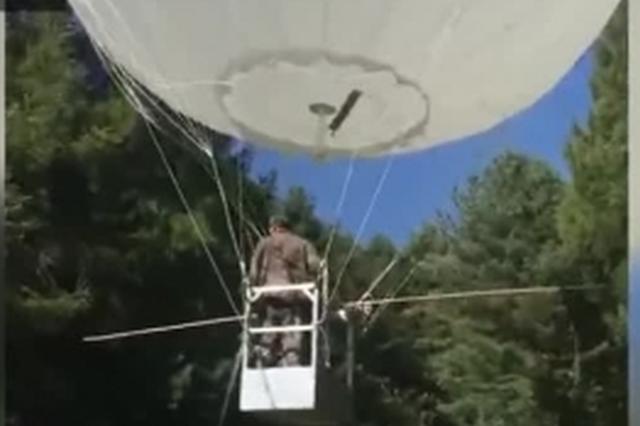 男子坐氢气球采松塔 飘飞4天仍下落不明
