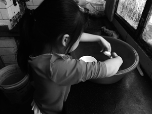 小姑娘学习透着股认真劲,家务干起来也很熟练。李奔 摄
