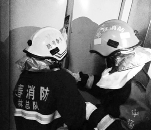 消防官兵营救被困女童。 海涛 摄