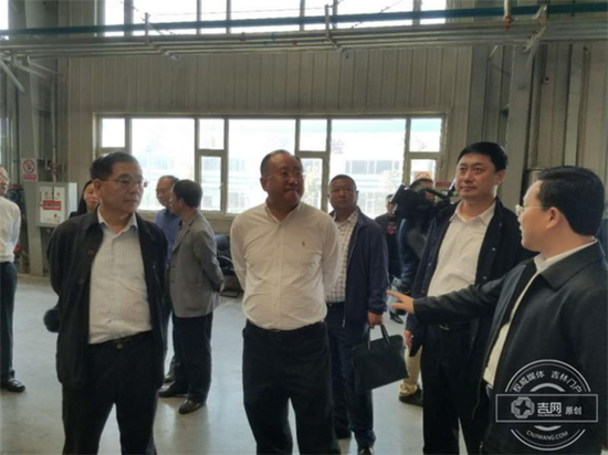 政协委员们和省、市两级安监部门交流企业安全生产管理模式