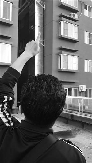 居民认为该排烟管道存在安全隐患。康重华 摄
