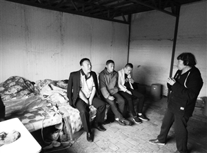 很多人等在工地讨要说法。 刘连宇 摄