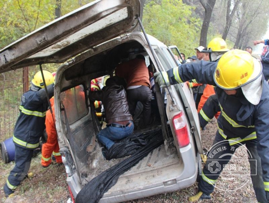 面包车高速撞树 长春消防成功救出被困司机
