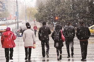突然到来的雨雪给市民出行带来困难。石天蛟 摄