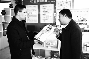 马场村党总支部书记李华靓向吉林农业科技学院的老师介绍水稻产品。 李成伟 摄