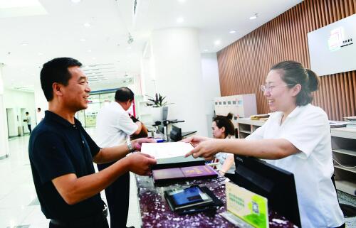 27日,长春三友智造科技发展有限公司的孙志刚在市政务服务中心拿到了建筑工程施工许可证,从开始办理审批手续到取证仅仅用了67天。 孙建一 摄