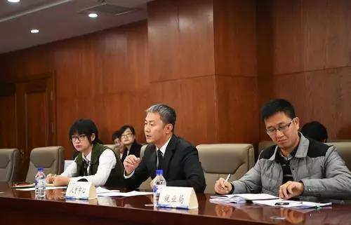 人才服务中心办事大厅负责同志介绍对照问题清单改进情况。