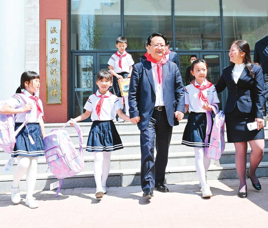 5月27日,吉林省委书记景俊海到长春市第八十七中学小学部、长春汽车经济技术开发区实验幼儿园,与孩子们共庆“六一”国际儿童节,并代表吉林省委、省政府,向全省各族少年儿童致以亲切问候。 本报记者 邹乃硕 摄